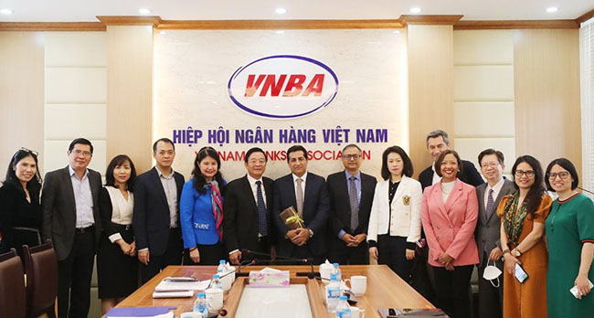 Tong Thu ky Nguyen Quoc Hung tiep va lam viec voi IFC 2