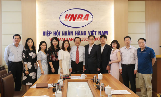 Tong thu ky Nguyen Quoc Hung tiep va lam viec voi Tong Giam doc SVFC 2