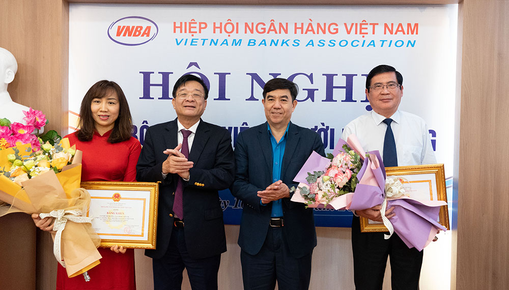 Trao bang khen 1