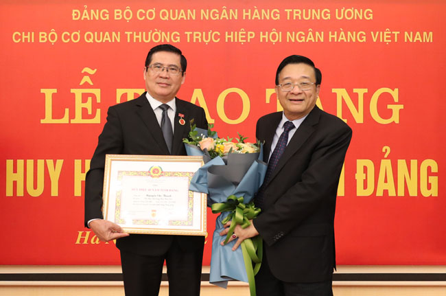 Trao tang Huy hieu 40 nam tuoi Dang 2