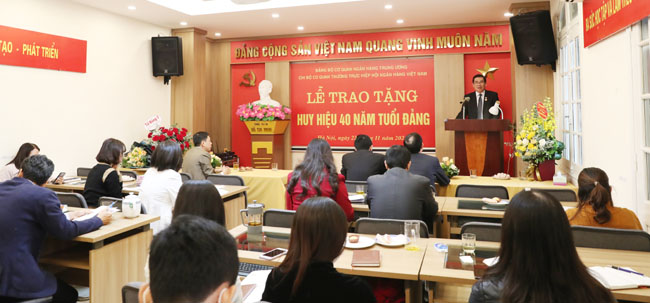 Trao tang Huy hieu 40 nam tuoi Dang 3