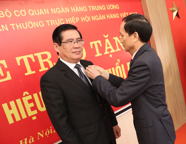 Trao tang Huy hieu 40 nam tuoi Dang 4