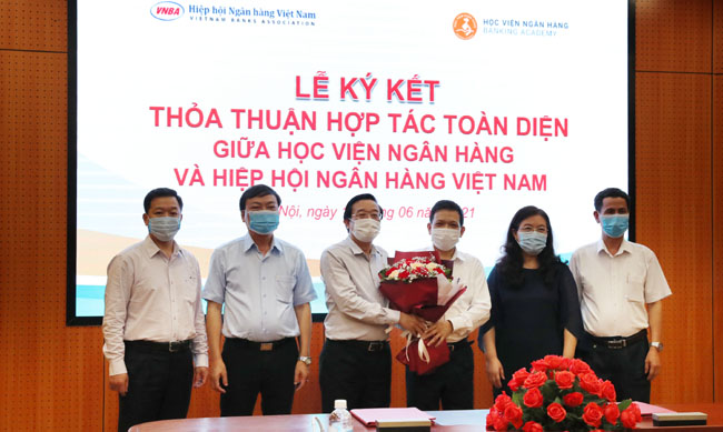 VNBA ky voi Hoc vien Ngan hang 3