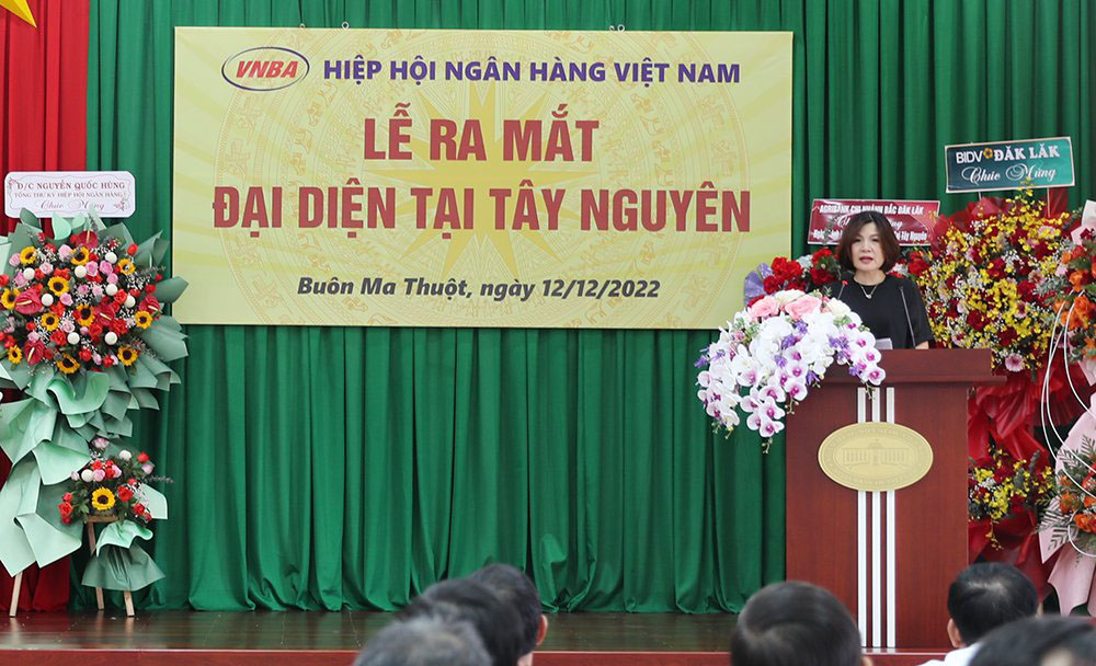 ba nguyen mai xuan pho ban phu trach ban phap luat nghiep vu hiep hoi ngan hang phat bieu tai buoi le
