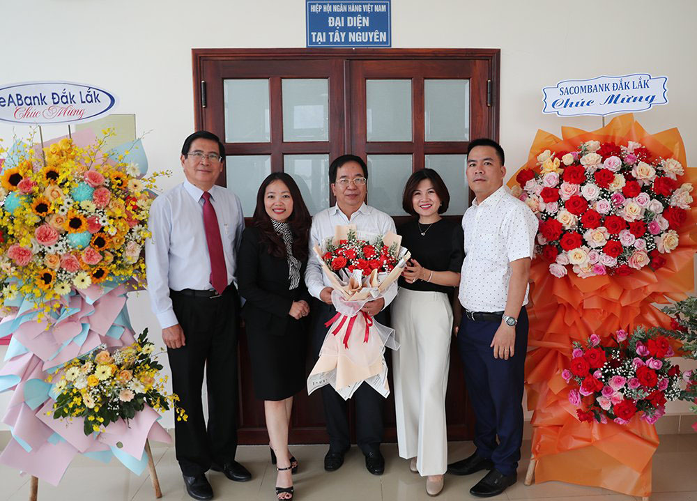 lanh dao cac ban don vi hiep hoi ngan hang chup anh luu niem voi dai dien tai tay nguyen