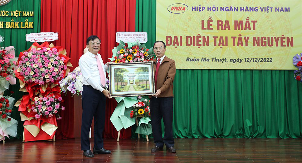 tong thu ky Nguyen Quoc Hung tang qua luu niem cho ngan hang nha nuoc chi nhanh tinh dak lak