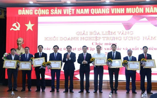 Dang bo Vietcombank co 04 tac pham dat giai bua liem vang