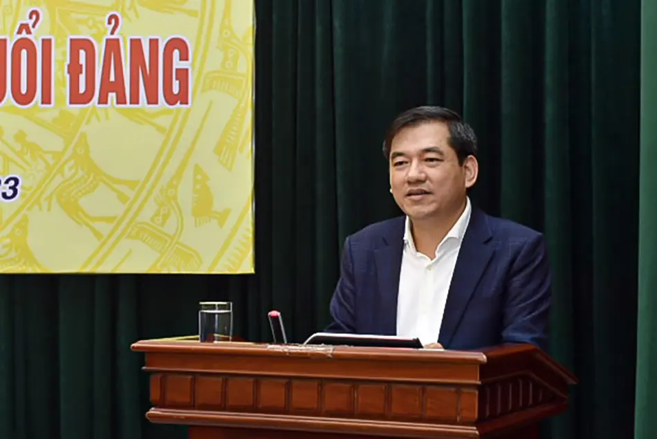 Dang vien Vu Van Quang phat bieu
