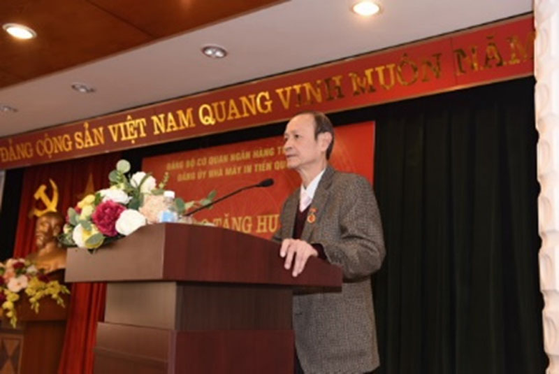 Trao tang Huy hieu 40 nam tuoi Dang cho 02 dang vien 3