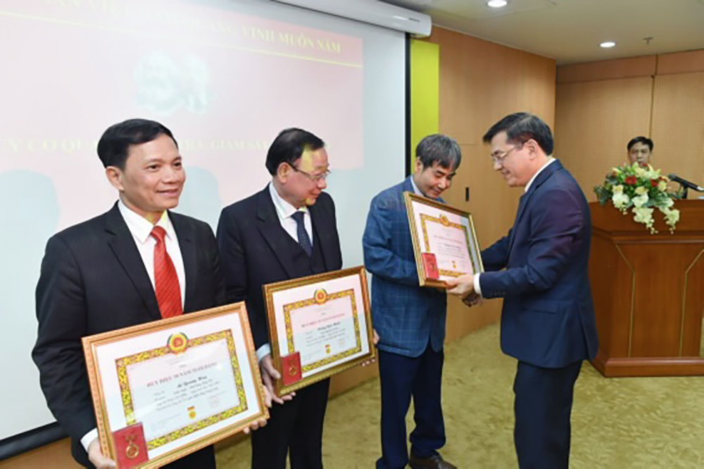trao huy hieu 30 nam tuoi dang cho cho 03 dang vien hoang quoc manh nguyen cong duong va le quang huy3
