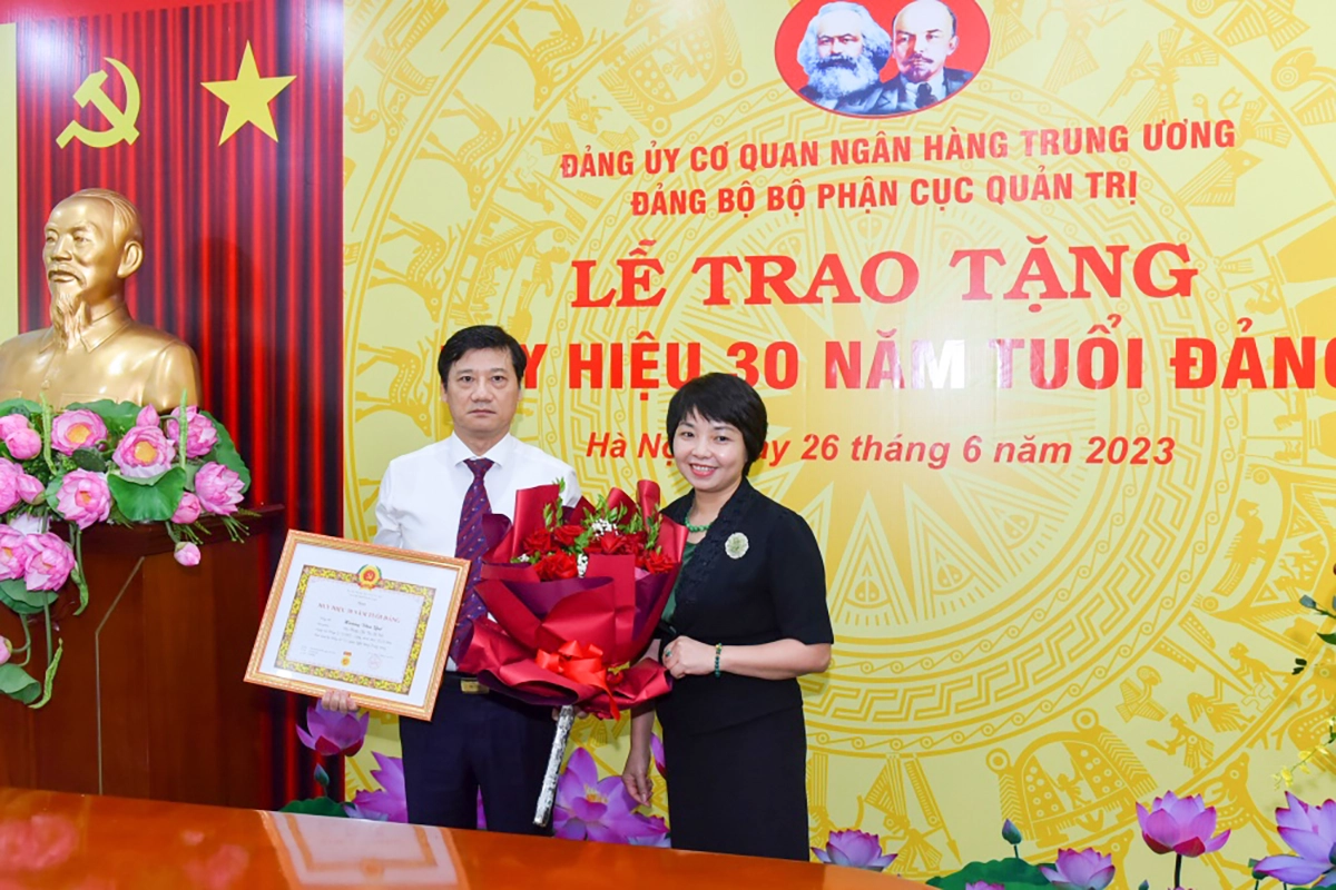 trao tang huy hieu 30 nam tuoi dang cho dang vien hoang van que