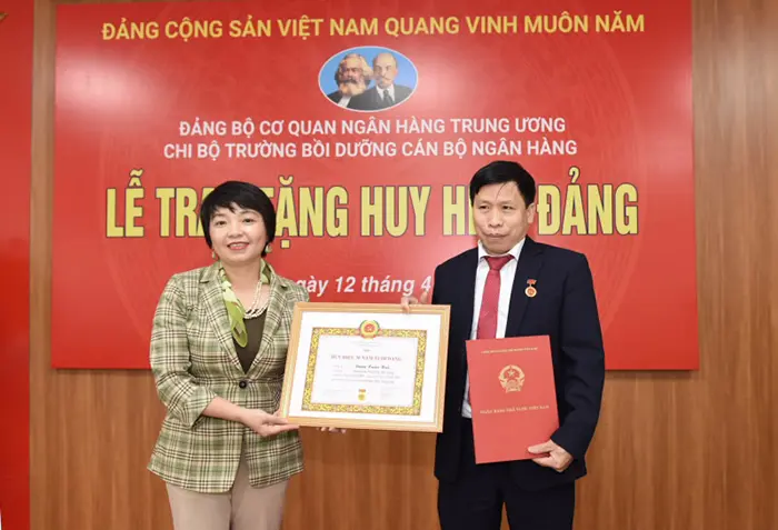 trao tang huy hieu 30 nam tuoi dang cho dang vien dang xuan hue4