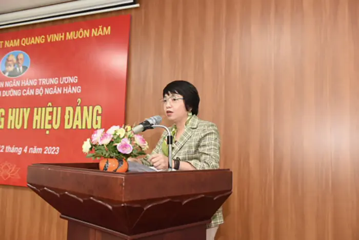 trao tang huy hieu 30 nam tuoi dang cho dang vien dang xuan hue5