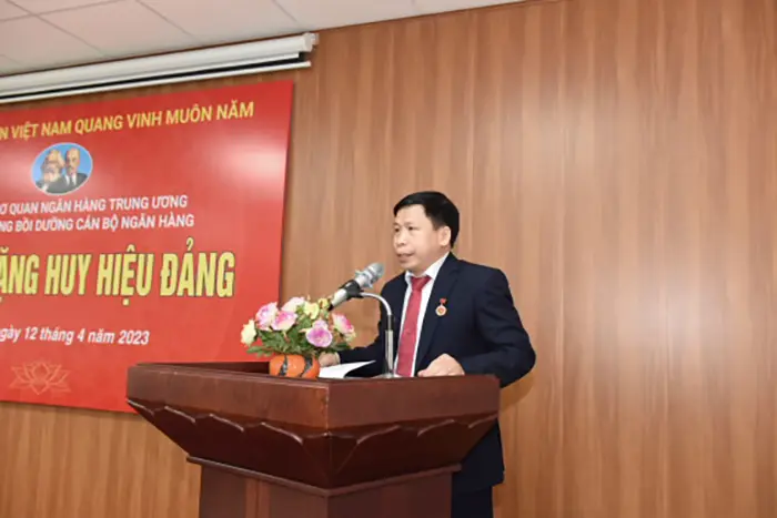 trao tang huy hieu 30 nam tuoi dang cho dang vien dang xuan hue6