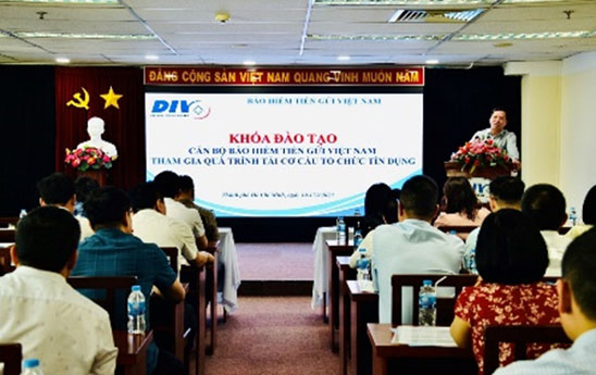 DIV dao tao can bo tham gia qua trinh co cau lai to chuc tin dung
