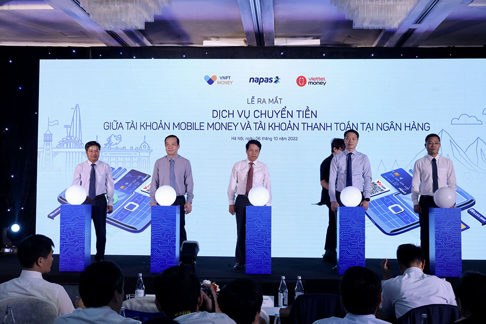 Ra mat Dich vu chuyen tien giua tai khoan Mobile Money va tai khoan thanh toan tai ngan hang