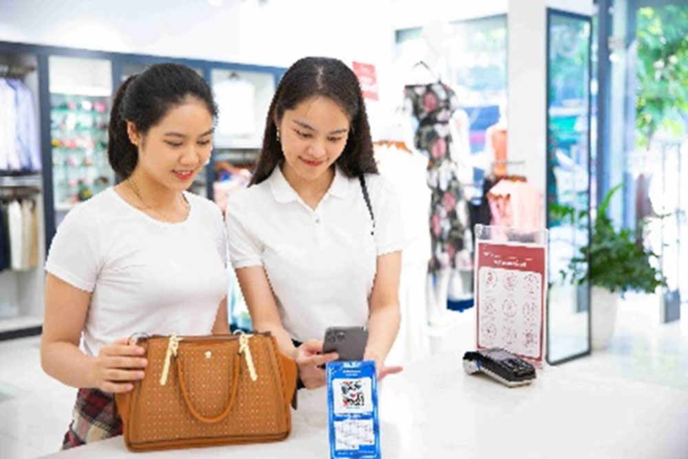 Thu tuong Pham Minh Chinh tham quan va trai nghiem thanh toan dien tu cua VNPAY 3