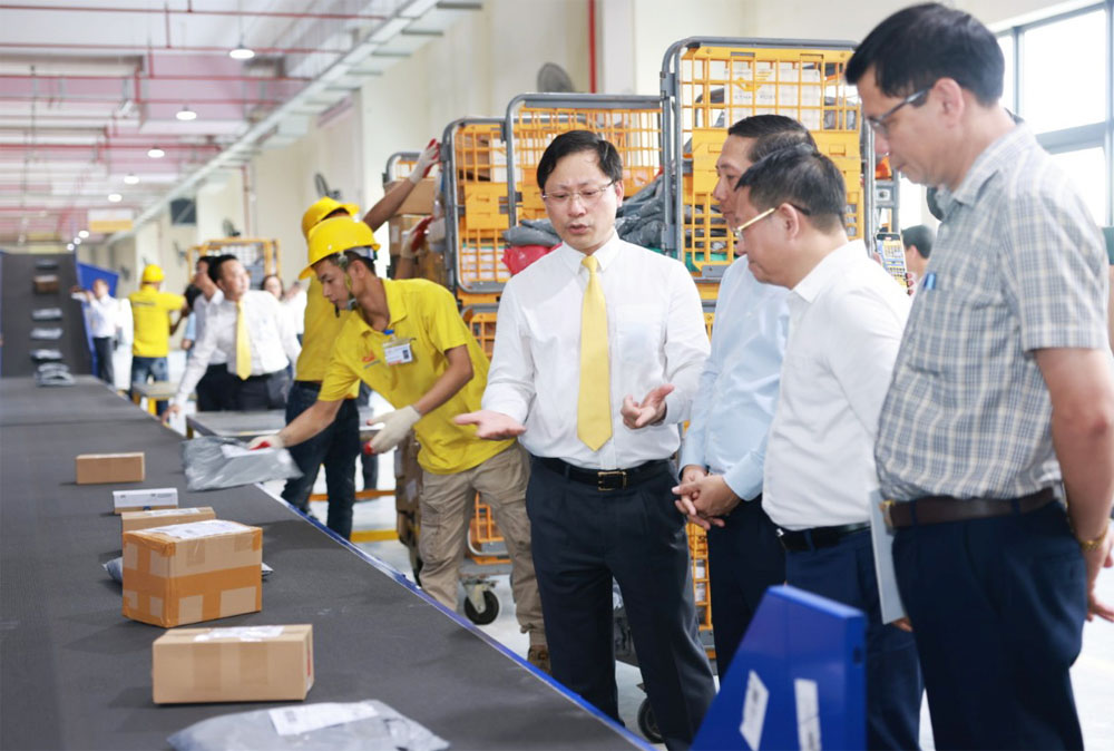 Vietnam Post khai truong Trung tam Van chuyen 2