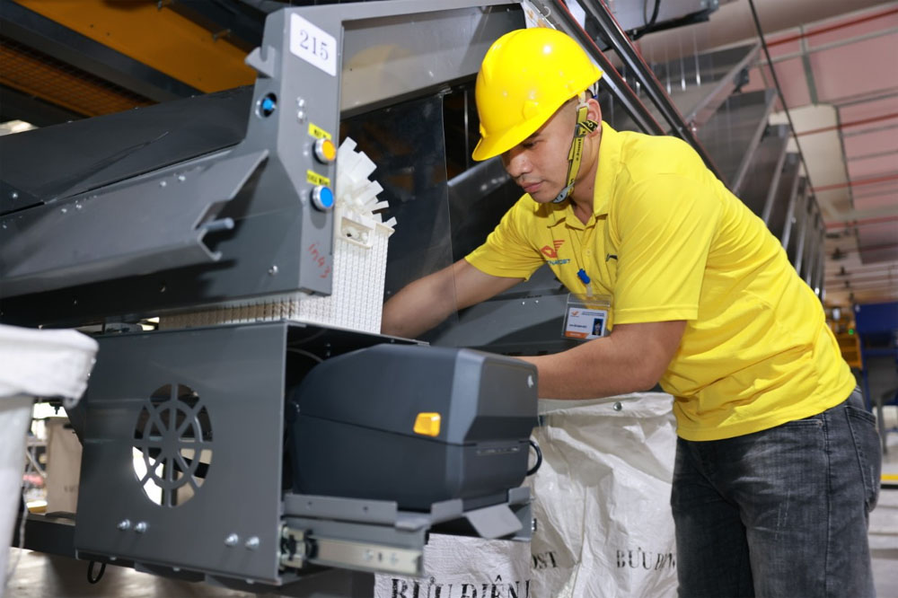 Vietnam Post khai truong Trung tam Van chuyen 3