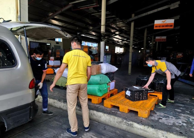 Vietnam Post van chuyen mien phi lo hang nong san den Hoc vien Phat giao TP Ho Chi Minh 2