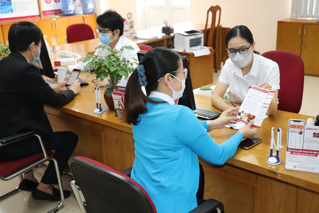 Agribank Quang Tri cung nguoi dan tiep can va phat trien dich vu ngan hang dien tu 2