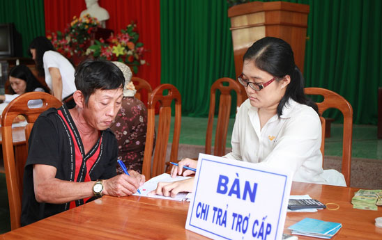 Nhiều lợi ích trong chi trả các chế độ chính sách qua Bưu điện