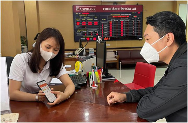 Thuc day giao dich online Agribank tung buoc tiem can xu the ngan hang so 2