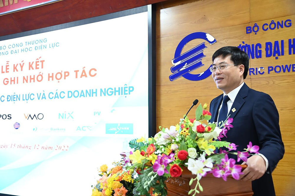 pvcombank ky ket hop tac va trao hoc bong toan phan toi sinh vien truong dai hoc dien luc1