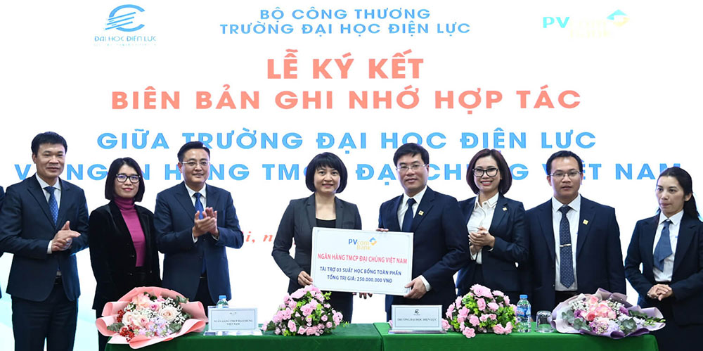 pvcombank ky ket hop tac va trao hoc bong toan phan toi sinh vien truong dai hoc dien luc3