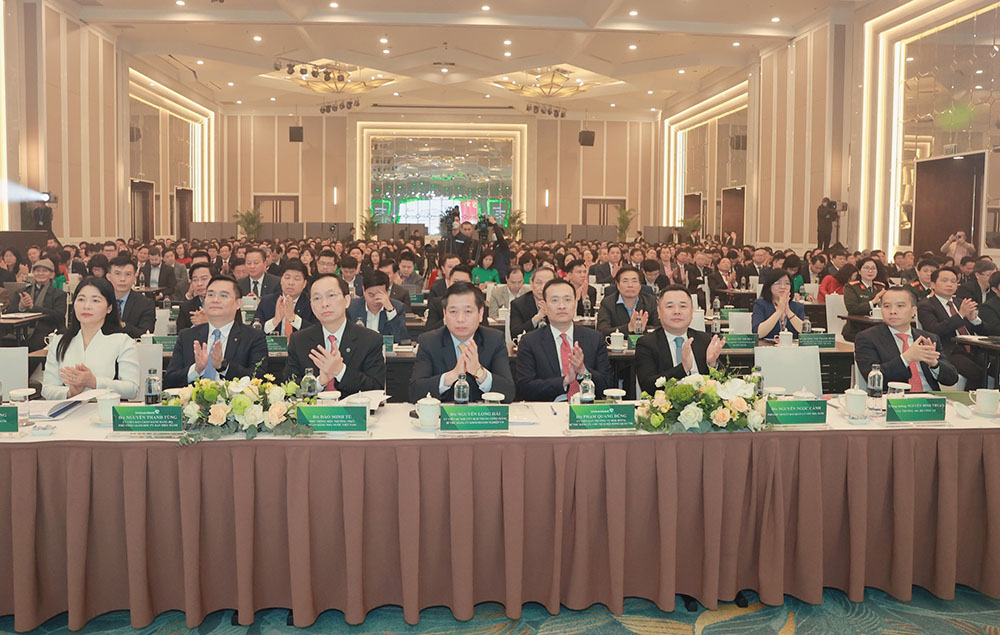 vietcombank da vuot qua nhung kho khan thach thuc hoan thanh xuat sac toan dien cac chi tieu nhiem vu