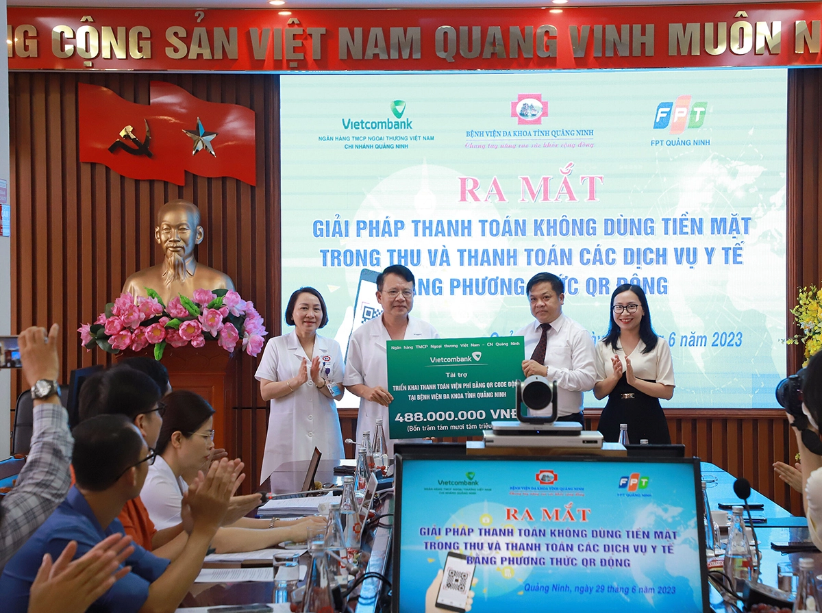 vietcombank quang ninh trien khai thanh toan vien phi bang qr code dong tai benh vien da khoa tinh