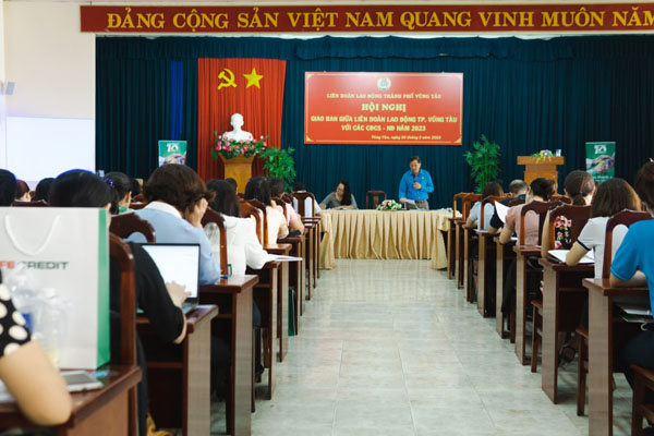 FE Credit hien thuc hoa uoc mo cho hang trieu lao dong Viet 2