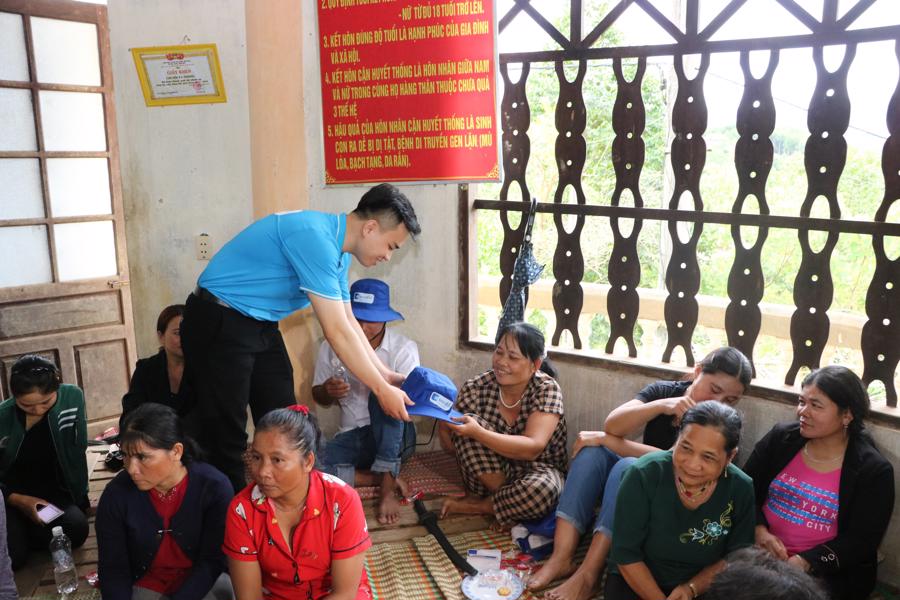 Mcredit can bo tin dung