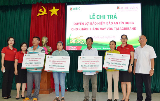 Agribank Bình Thuận và ABIC Khánh Hòa chi trả bồi thường bảo hiểm bảo an tín dụng cho khách hàng