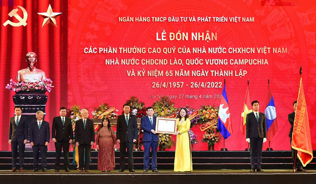BIDV to chuc trong the Le don nhan cac phan thuong cao quy 2