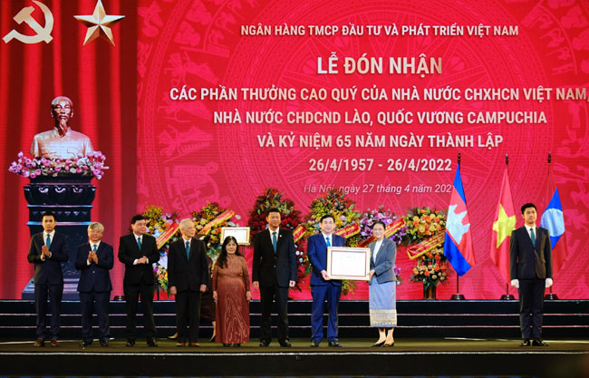 BIDV to chuc trong the Le don nhan cac phan thuong cao quy 3
