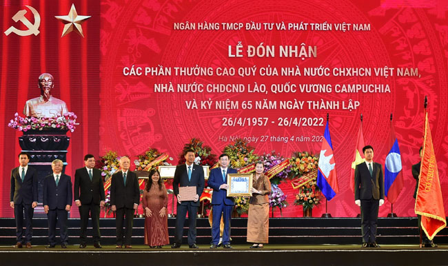 BIDV to chuc trong the Le don nhan cac phan thuong cao quy 4