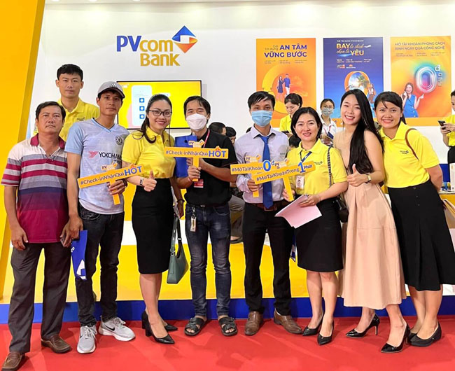 Dong dao khach hang trai nghiem Ngan hang so cua PvcomBank 2