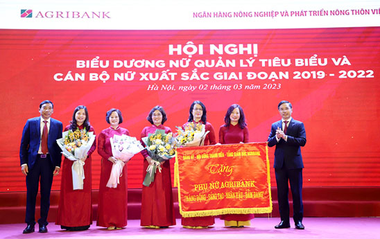 Hon 200 nu can bo tieu bieu trong vuon hoa Agribank 1
