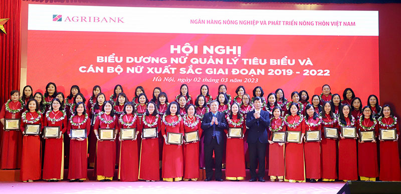 Hon 200 nu can bo tieu bieu trong vuon hoa Agribank 2