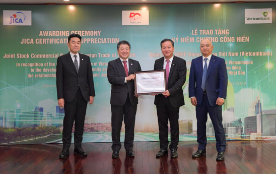 JICA trao ky niem chuong cong hien cho Vietcombank
