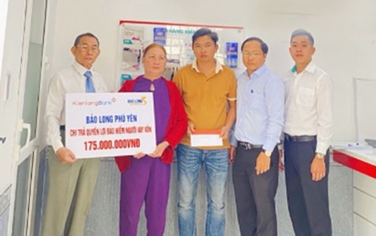 KienlongBank chi trả 225 triệu đồng quyền lợi Bảo hiểm cho khách hàng