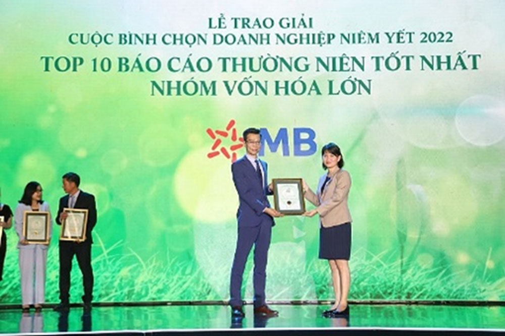 MB vao Top 10 doanh nghiep niem yet co bao cao thuong nien 2