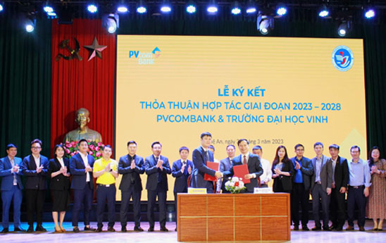 PVcomBank hop tac toan dien voi truong Dai hoc Vinh 1