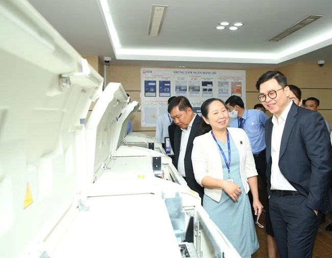 SCB khai truong Trung tam Perso 2