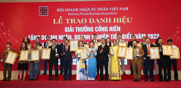 SeABank duoc Hoi Doanh nhan Tu nhan Viet Nam vinh danh voi 2 giai thuong 3