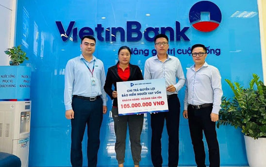VBI Tuyên Quang chi trả 105 triệu đồng quyền lợi bảo hiểm khoản vay cho khách hàng