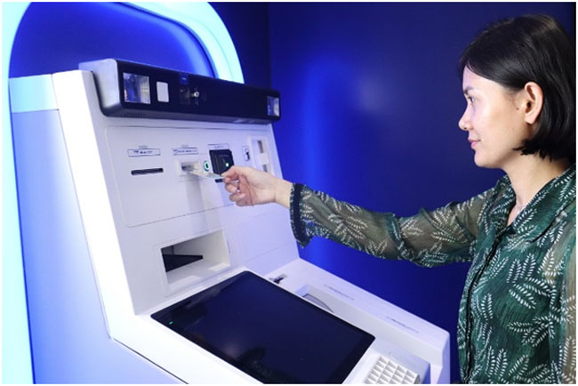 Viet Capital Bank ra mat dich vu nop rut tien 2