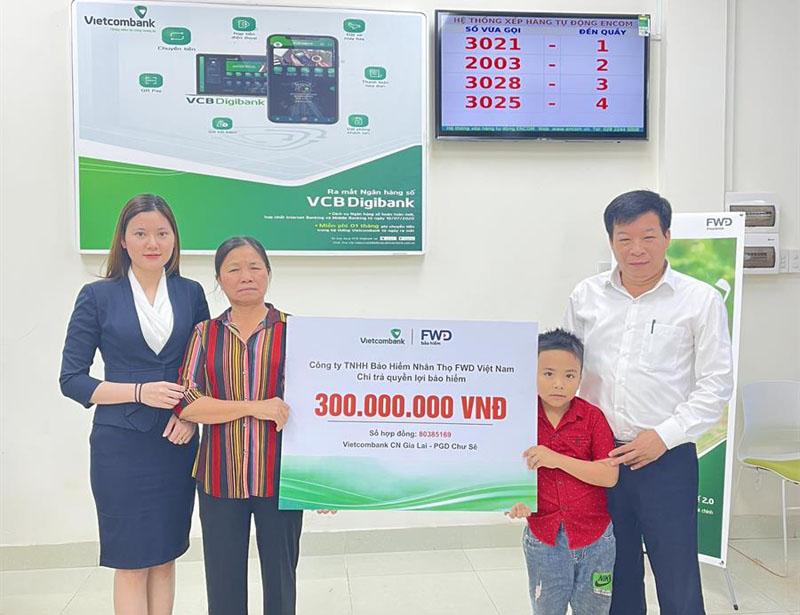 Vietcombank Gia Lai va FWD Viet Nam chi tra quyen loi bao hiem 2.jpeg