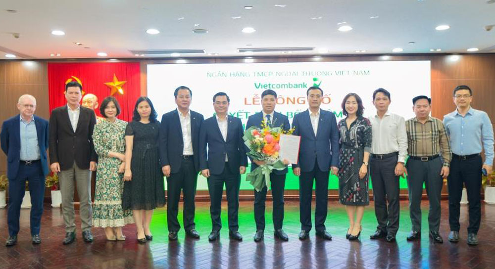 Vietcombank bo nhiem lai Giam doc Khoi Nhan su